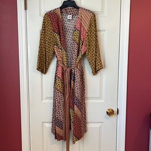 CAbi patterned duster with self-belt, pockets.